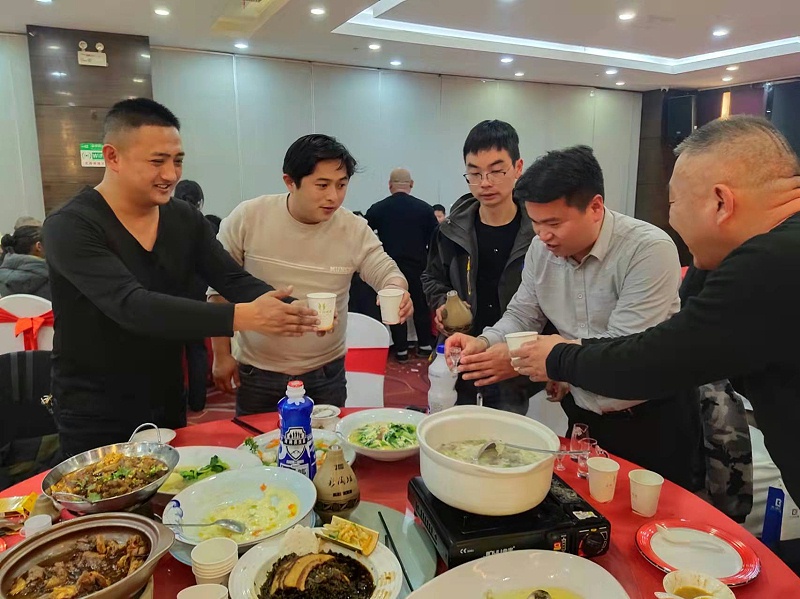 與會來賓，觥籌交錯，一觴一詠